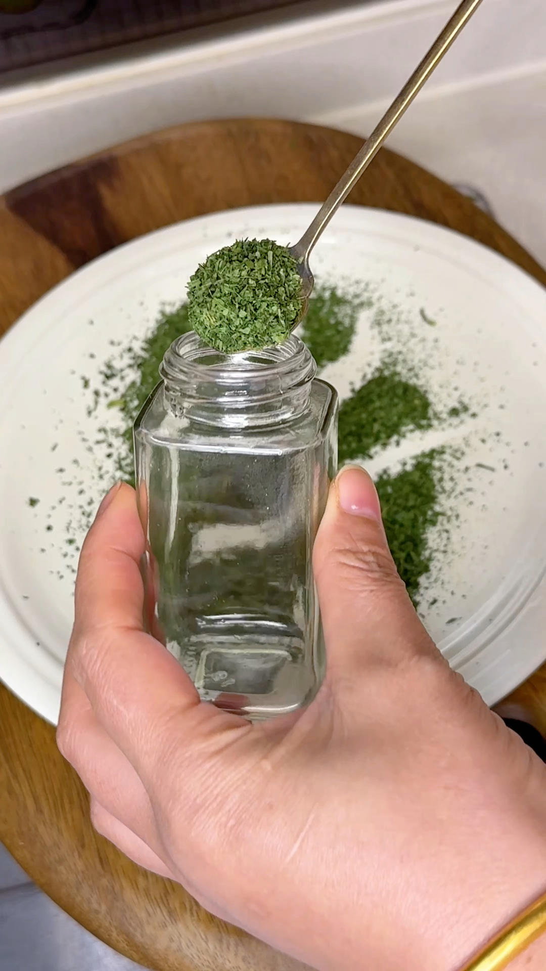 以后芹菜叶可别再丢掉了，外国人把它当宝，我们都把它丢掉