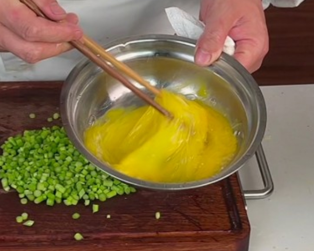 蒜苔炒鸡蛋的做法 步骤5