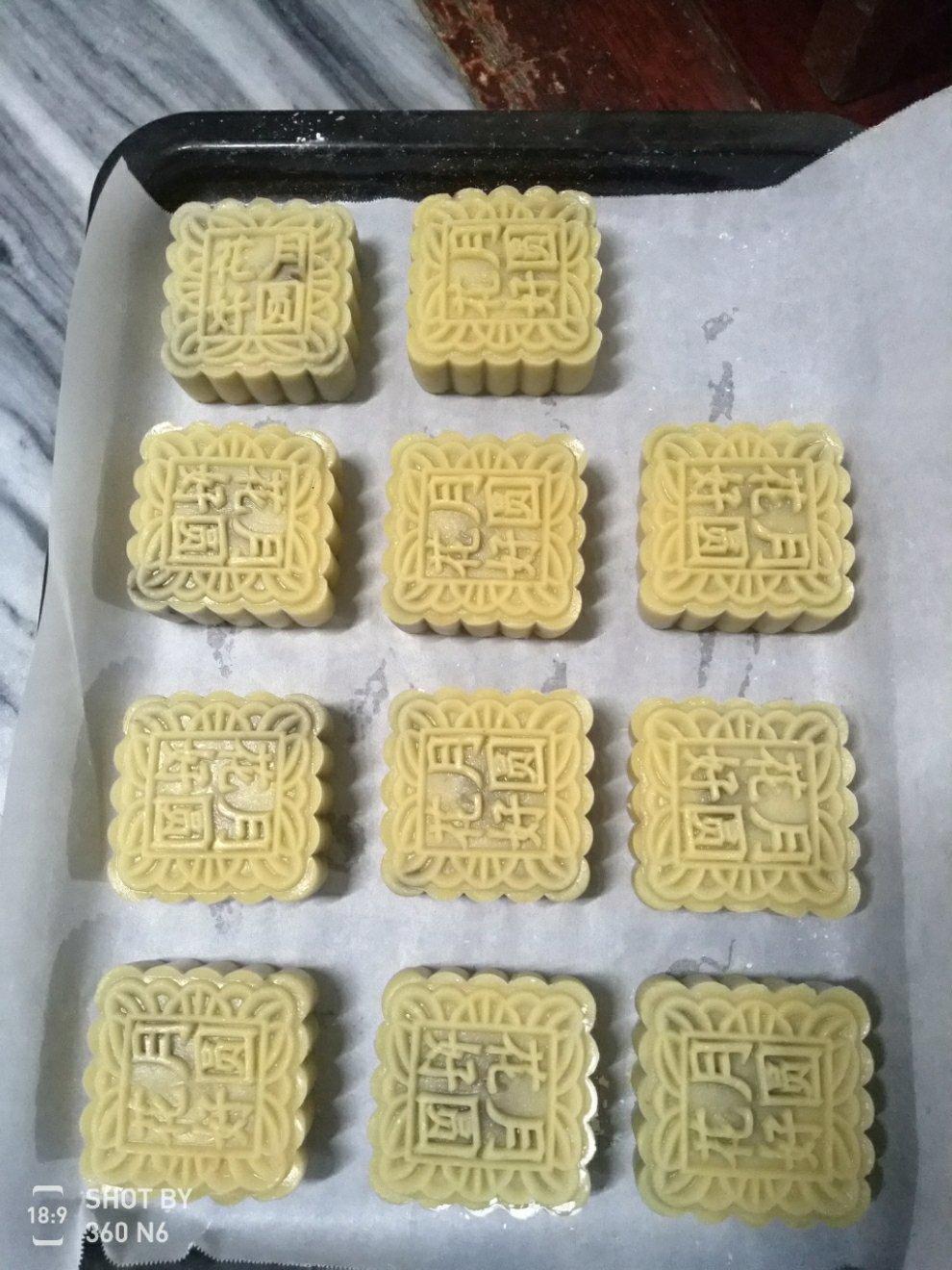 广式月饼—蛋黄莲蓉月饼