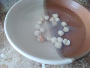 【软糯香甜的甜汤】
银耳莲子红枣羹的做法 步骤5