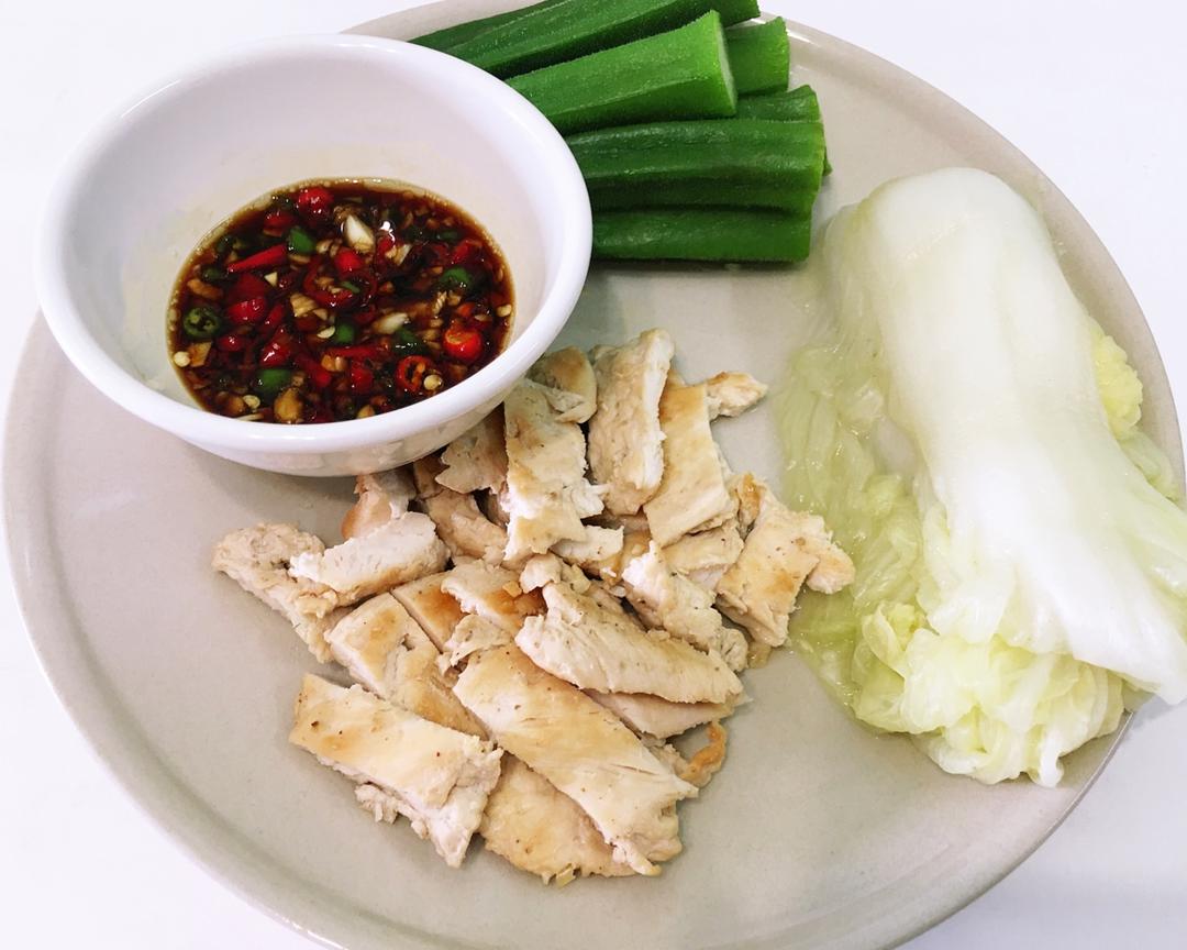 减脂餐# 𝗗𝗔𝗬2⃣️ 香煎鸡胸肉（无油）的做法