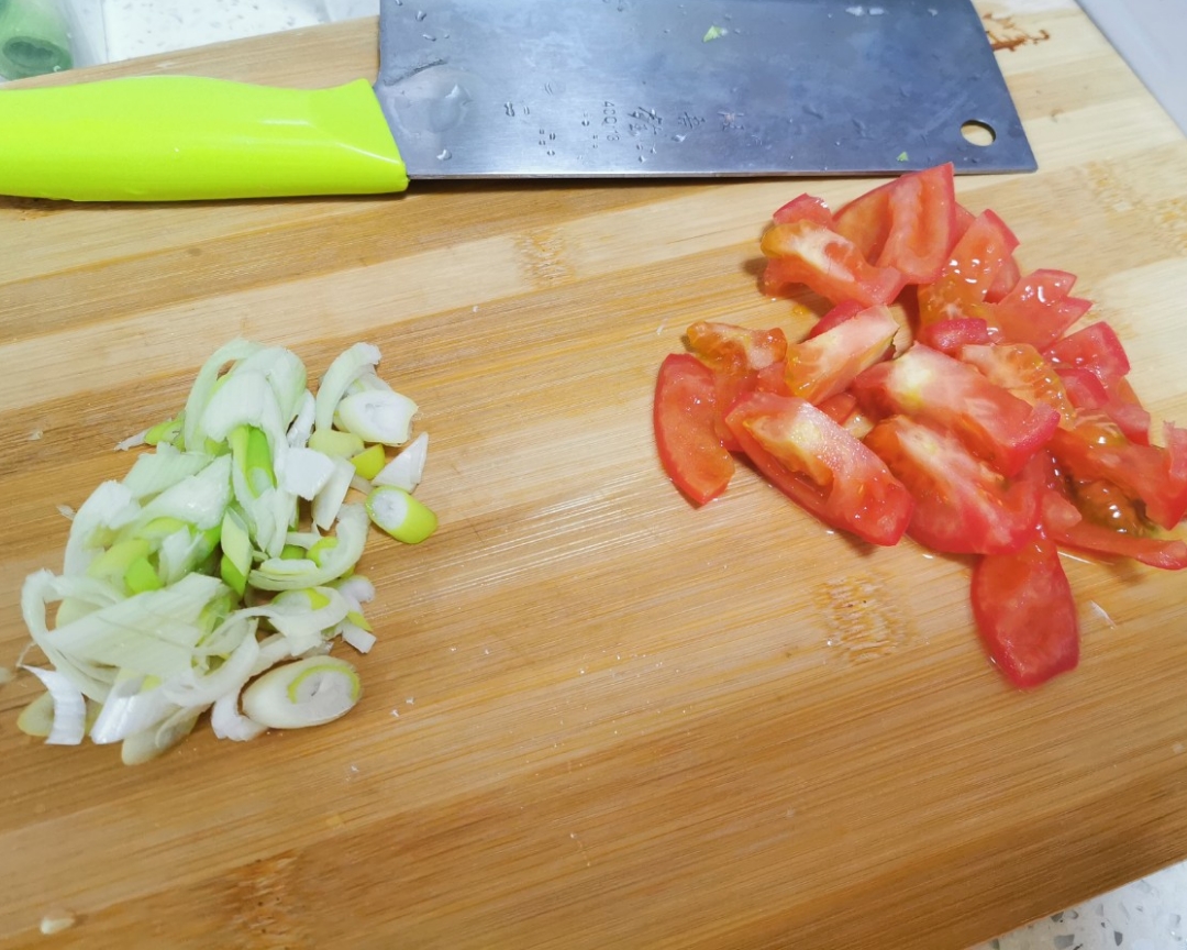油菜豆腐虾仁西红柿西葫芦白菇汤🥘的做法 步骤2