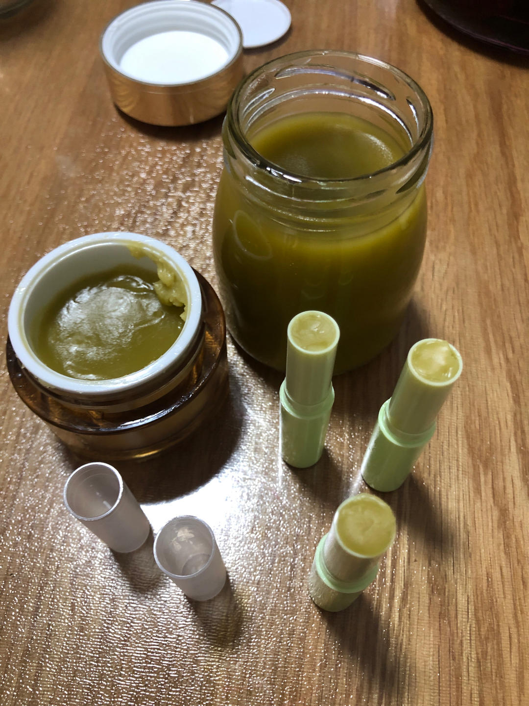 浓郁的艾草薄荷膏