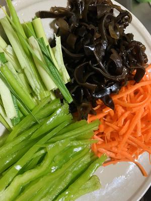 不用豆瓣酱和泡椒炒的鱼香肉丝的做法 步骤6