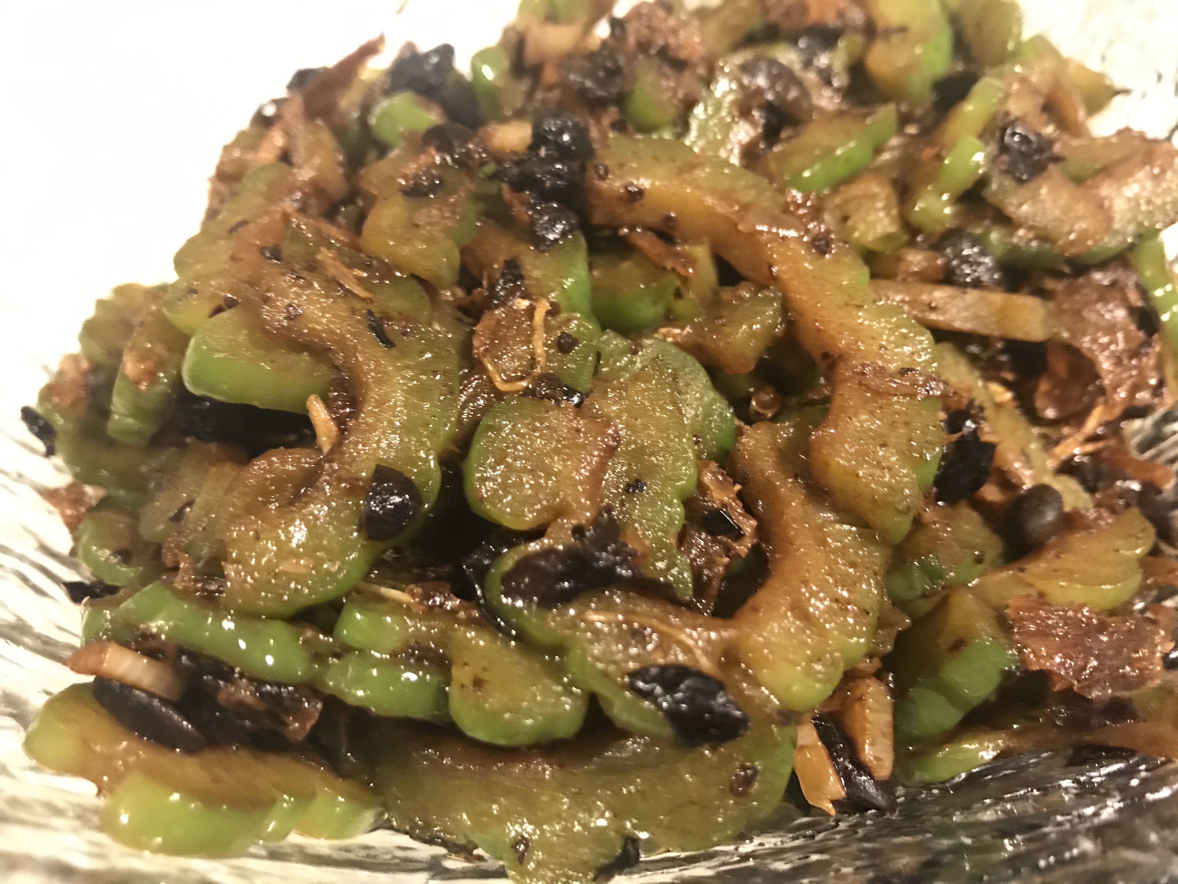 豆豉鲮鱼炒苦瓜-味蕾的奇妙体验的做法