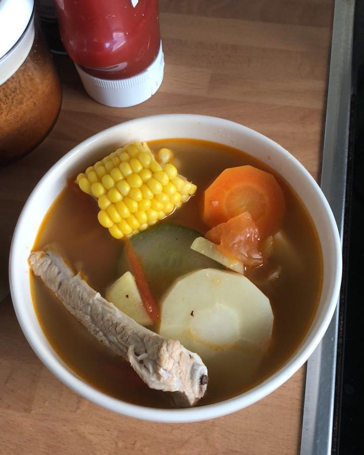 番茄土豆玉米排骨汤