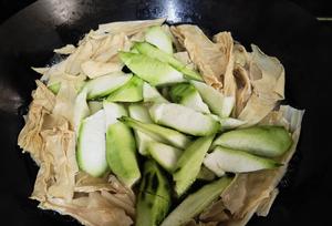 汤品系列——丝瓜腐竹汤的做法 步骤3