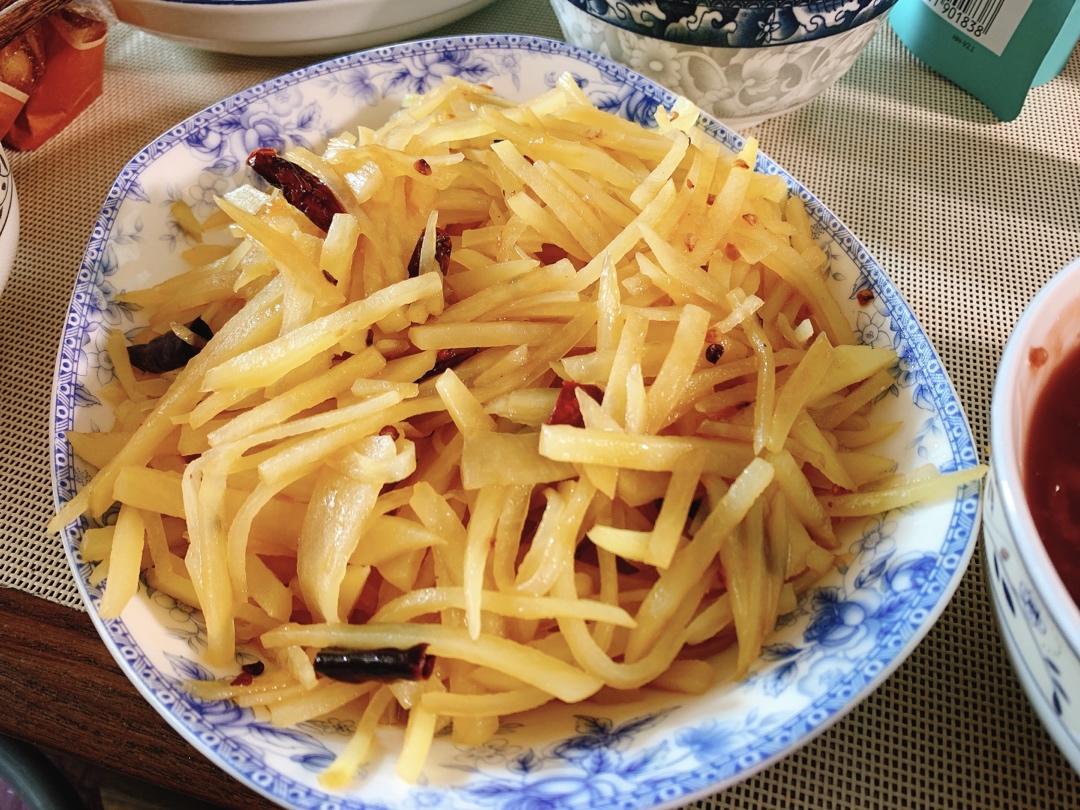 酸辣土豆丝的正宗做法，学会这三个技巧，土豆丝脆爽又下饭