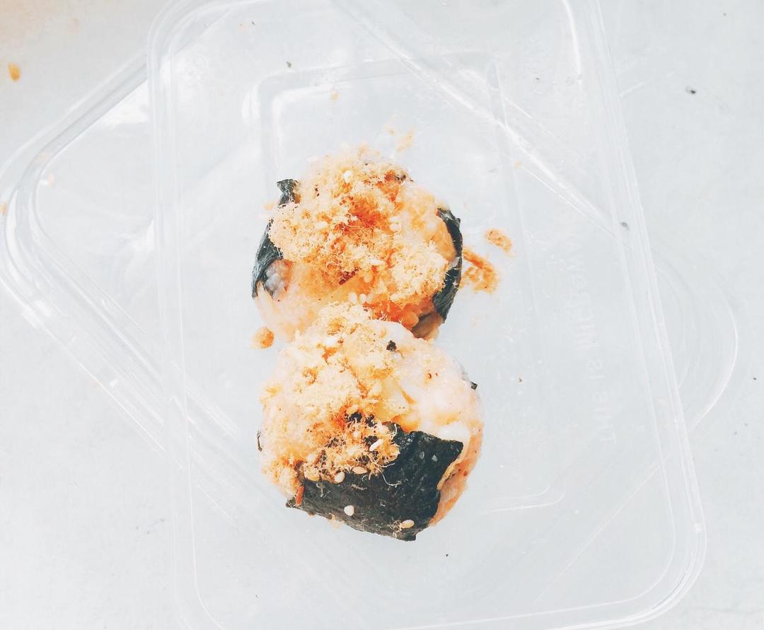 /土豆玉米海苔肉松🍙/
【材料】
土豆 玉米 海苔碎 肉松 酸黄瓜 拌饭酱