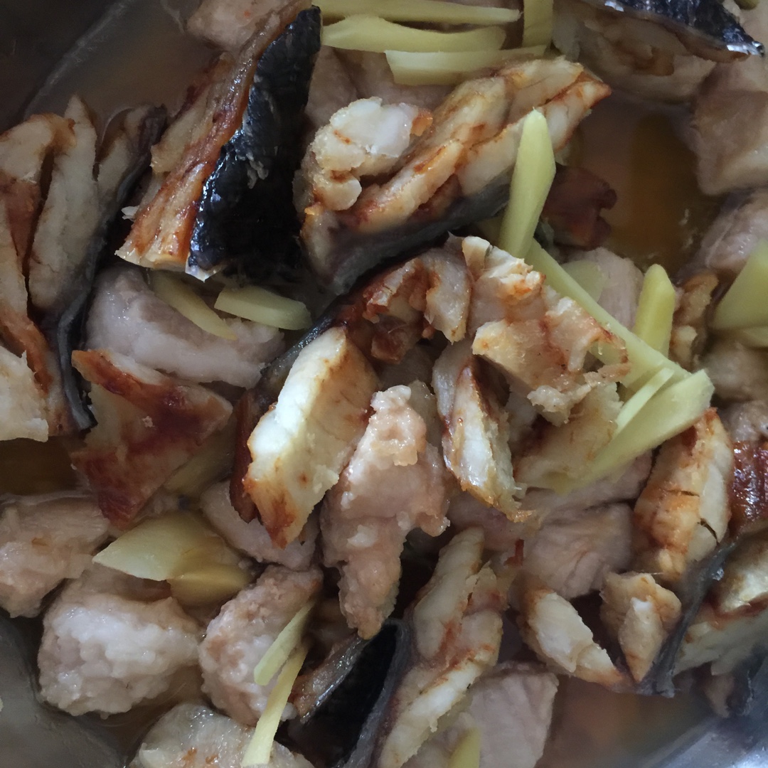 五花肉蒸鱼干