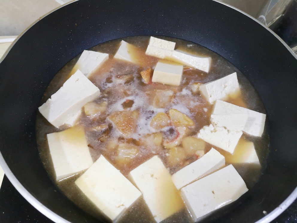 红鱼炖豆腐的做法 步骤2