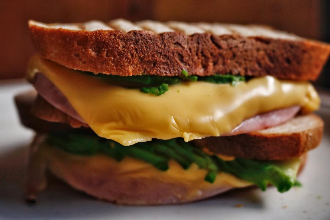 培根鸡蛋芝士热压三明治