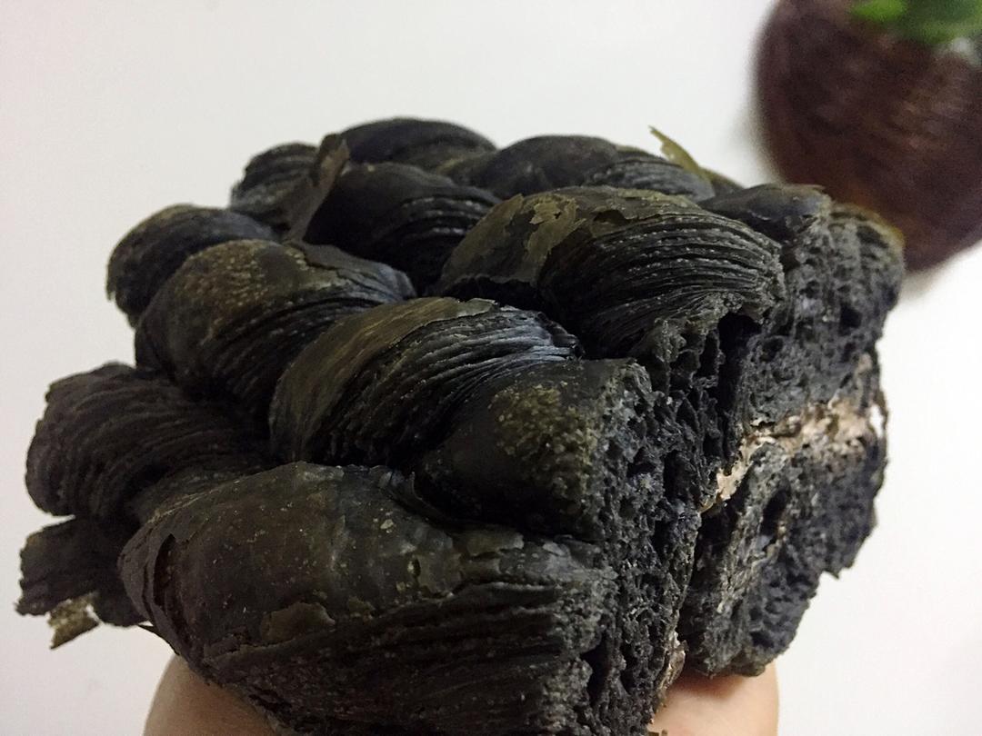黑到底-墨鱼竹炭乳酪面包
