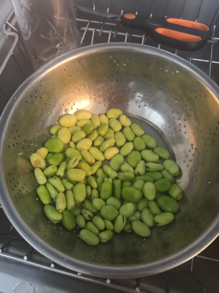 咸蛋黄蚕豆的做法 步骤1