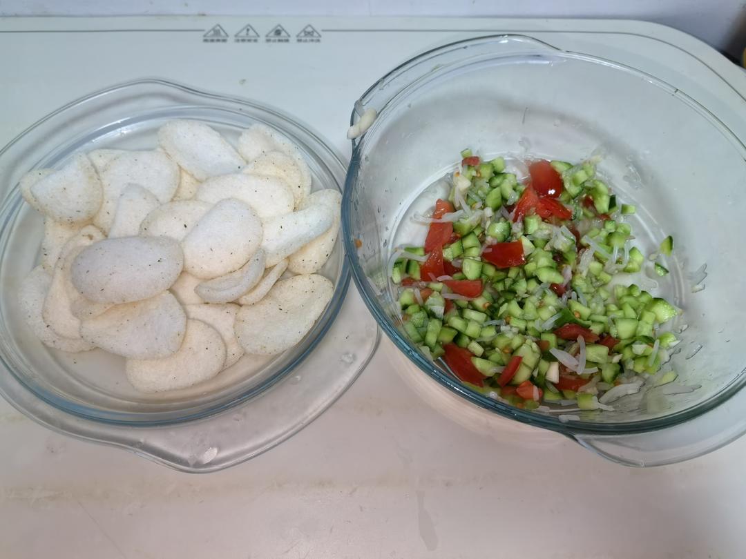 越南菜馆招牌的龙虾片沙拉