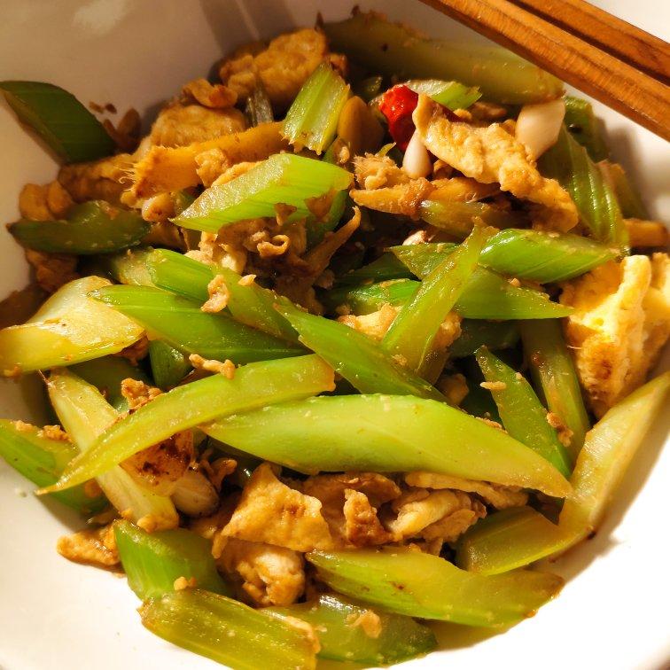 芹菜炒鸡蛋(超级简单的快手菜呀~)