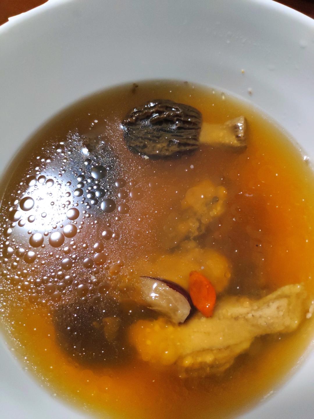 羊肚菌炖鸡汤