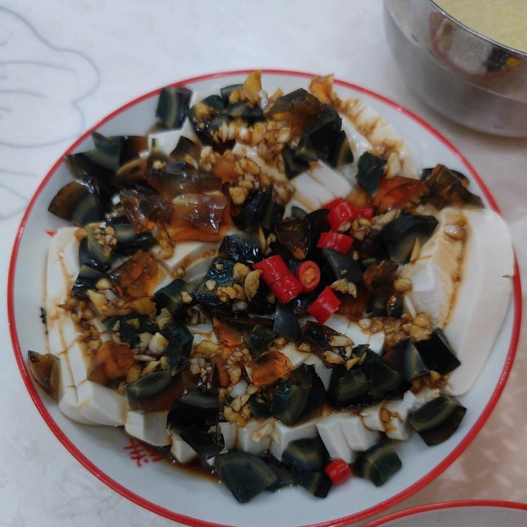 皮蛋拌豆腐，小时候的味道，10分钟搞定，老人也适合吃