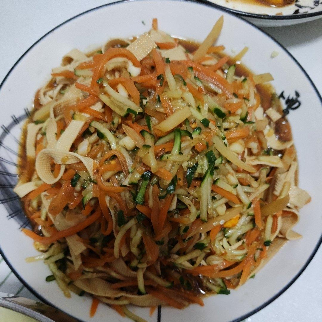 超快手的凉拌千张黄瓜胡萝卜丝