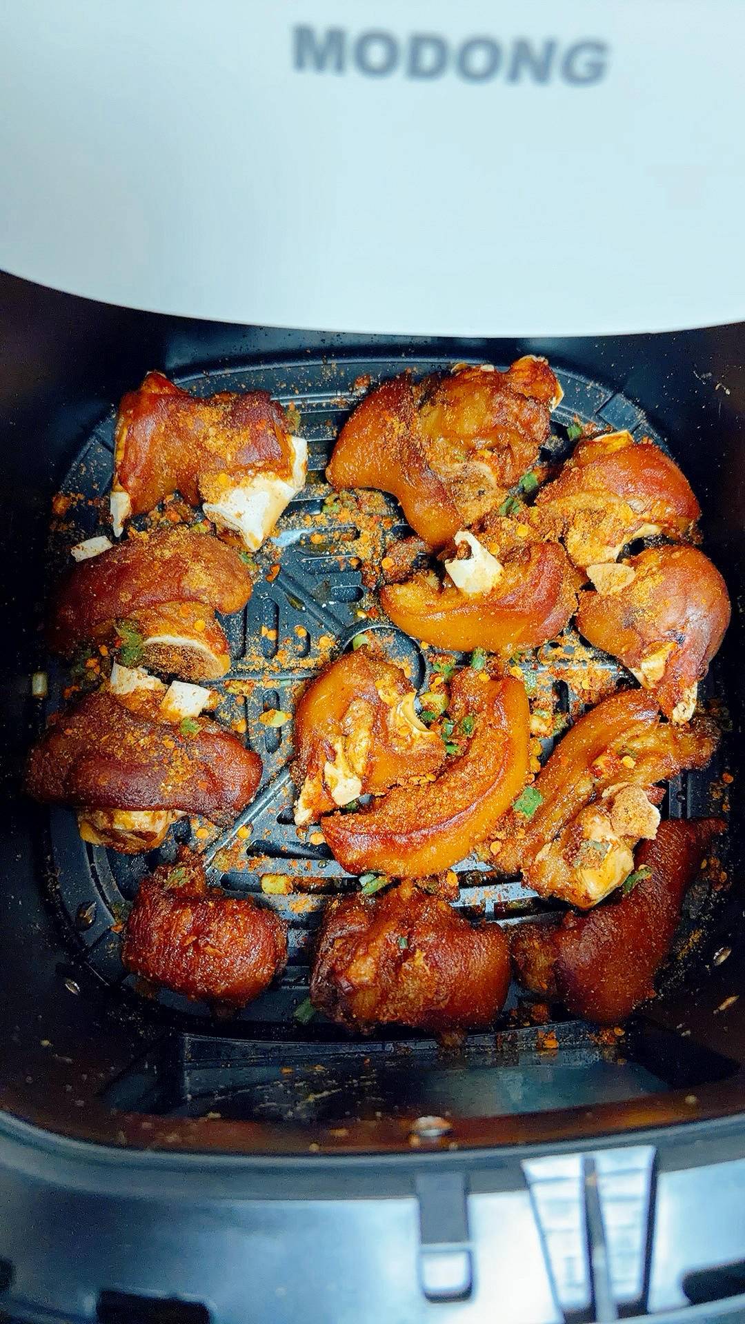 空气炸锅烤猪蹄，口味随心，外皮劲道有嚼劲中间软烂脱骨！秒杀路边烧烤