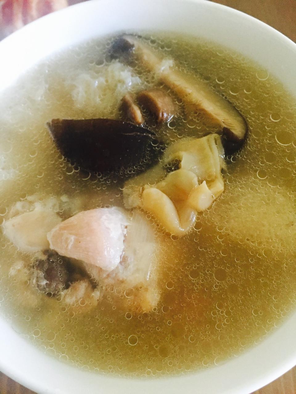 竹荪花胶鸡汤