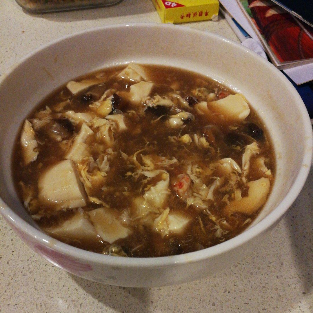 豆腐脑的做法：超市里盒装的内酯豆腐，打开盒放在碗里蒸，然后做豆腐脑的卤汁（虾仁、蘑菇丁加水，加入海鲜酱油、稍许盐，开锅后打入鸡蛋液，用水淀粉勾芡做成浓汁）豆腐蒸好后，倒出多余汤汁，浇上卤汁，一碗干净卫生，营养丰富的豆腐脑就做成了。