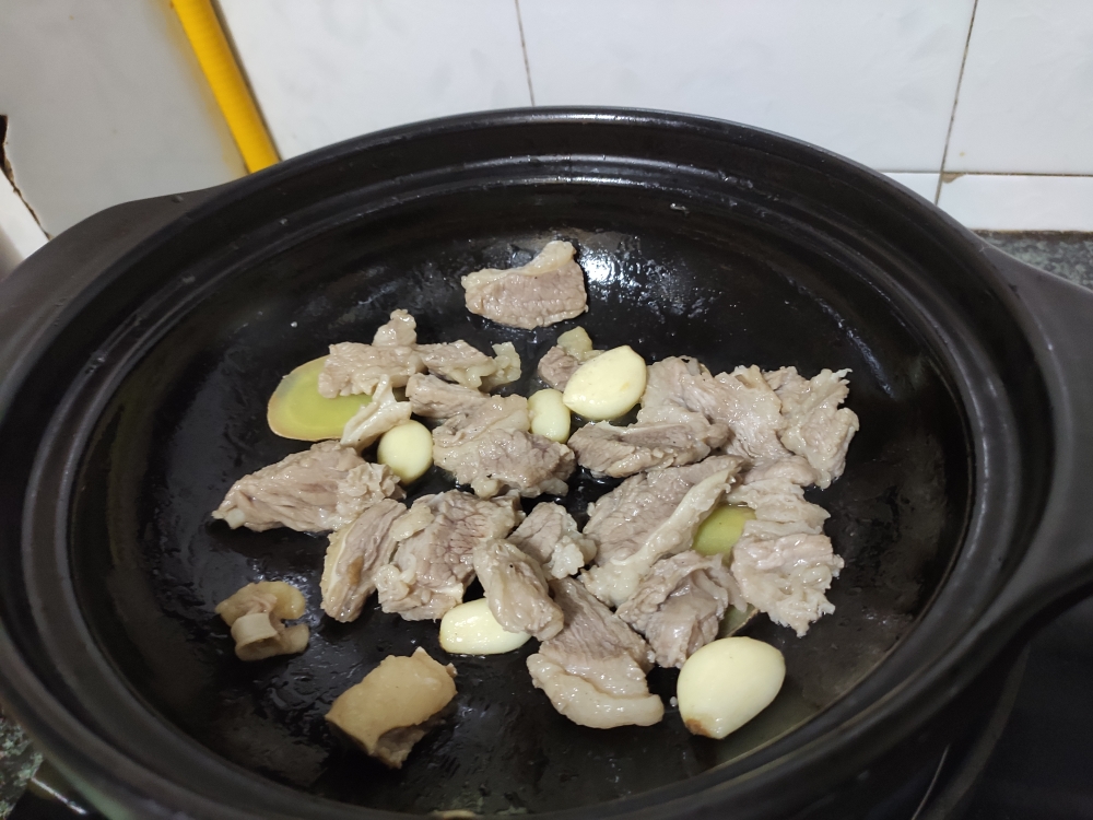 支竹牛腩煲的做法 步骤2