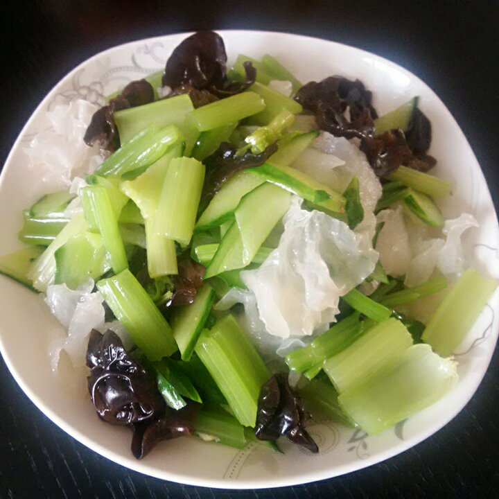 玩土思瑞做的五香花生小凉菜