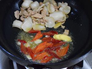 肉嫩菜鲜的青笋木耳炒肉的做法 步骤7