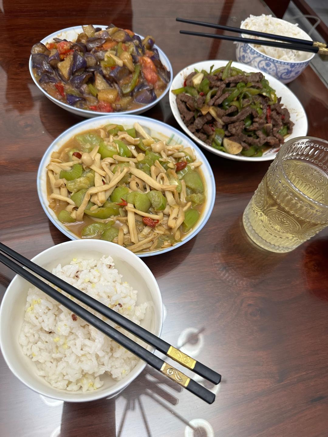 红烧茄子（佐西红柿尖椒）