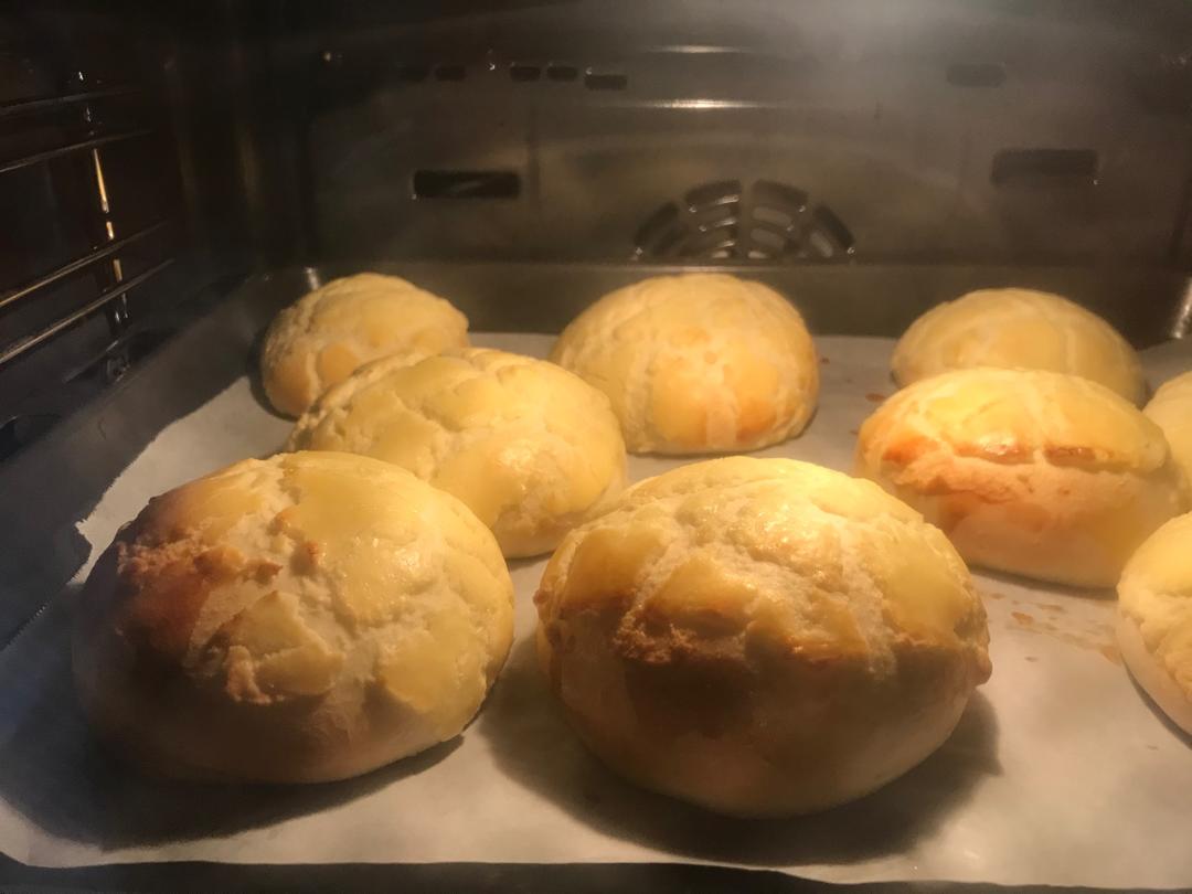 好吃到炸裂的港式菠萝包（附带制作酥皮的小视频）