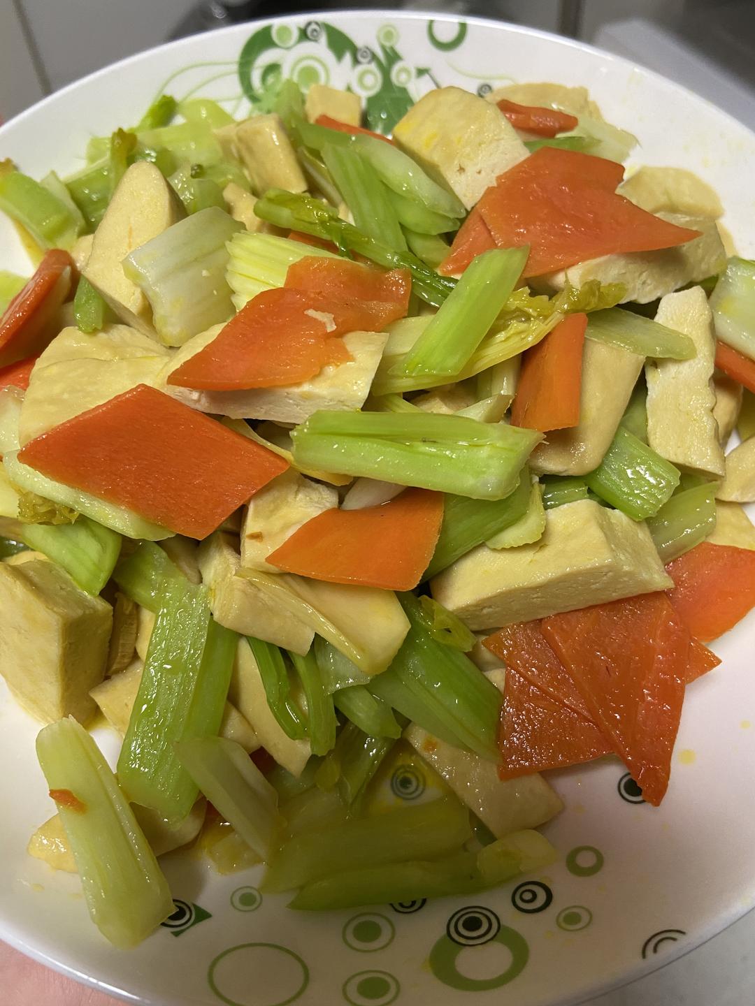 家常菜 西芹炒香干的做法