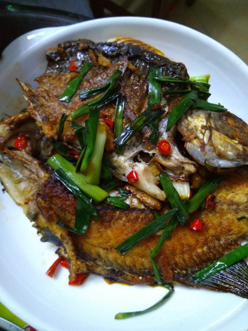 图解“煎鱼~入味又不破皮”的简单方法