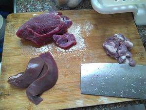 枸杞叶猪肝粉肠瘦肉汤的做法 步骤2