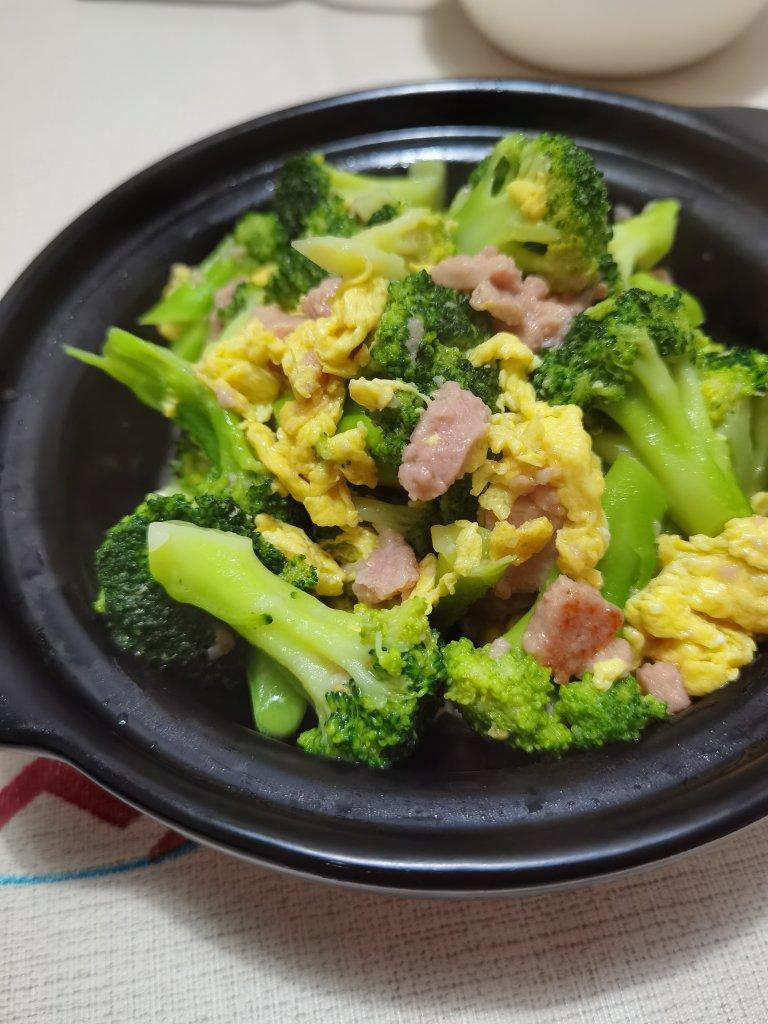 {☀快手晚餐☀}火腿肠滑蛋西兰花