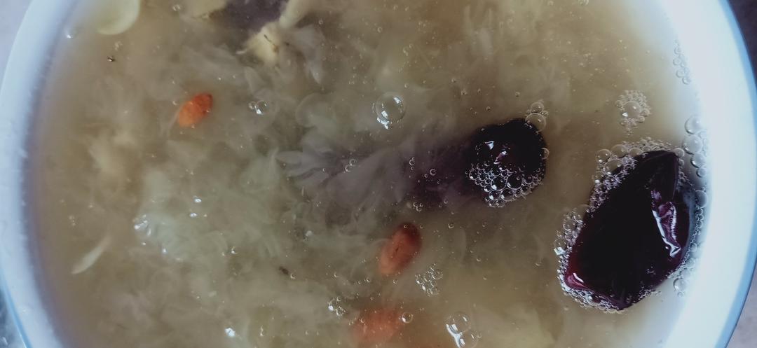 平民燕窝👩🏻‍🍳～银耳百合莲子枸杞红枣羹