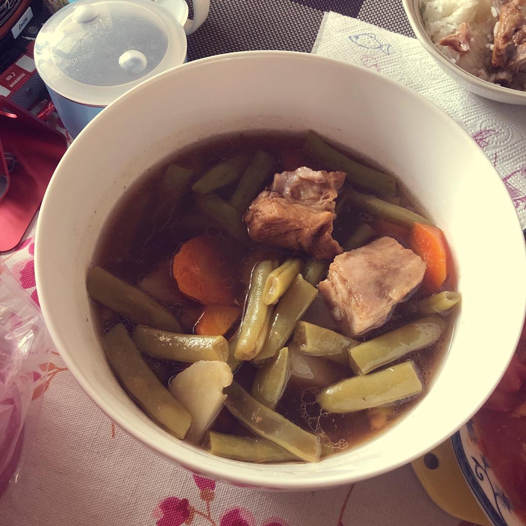 简易版排骨土豆炖豆角
