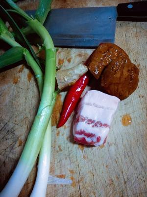 香干大蒜烧肉的做法 步骤1