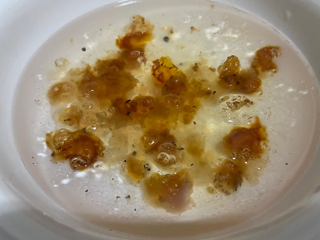《桃胶皂角米雪燕银耳牛奶羹》据说一碗等于敷30片面膜的功效