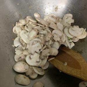 西兰花蘑菇的做法 步骤2