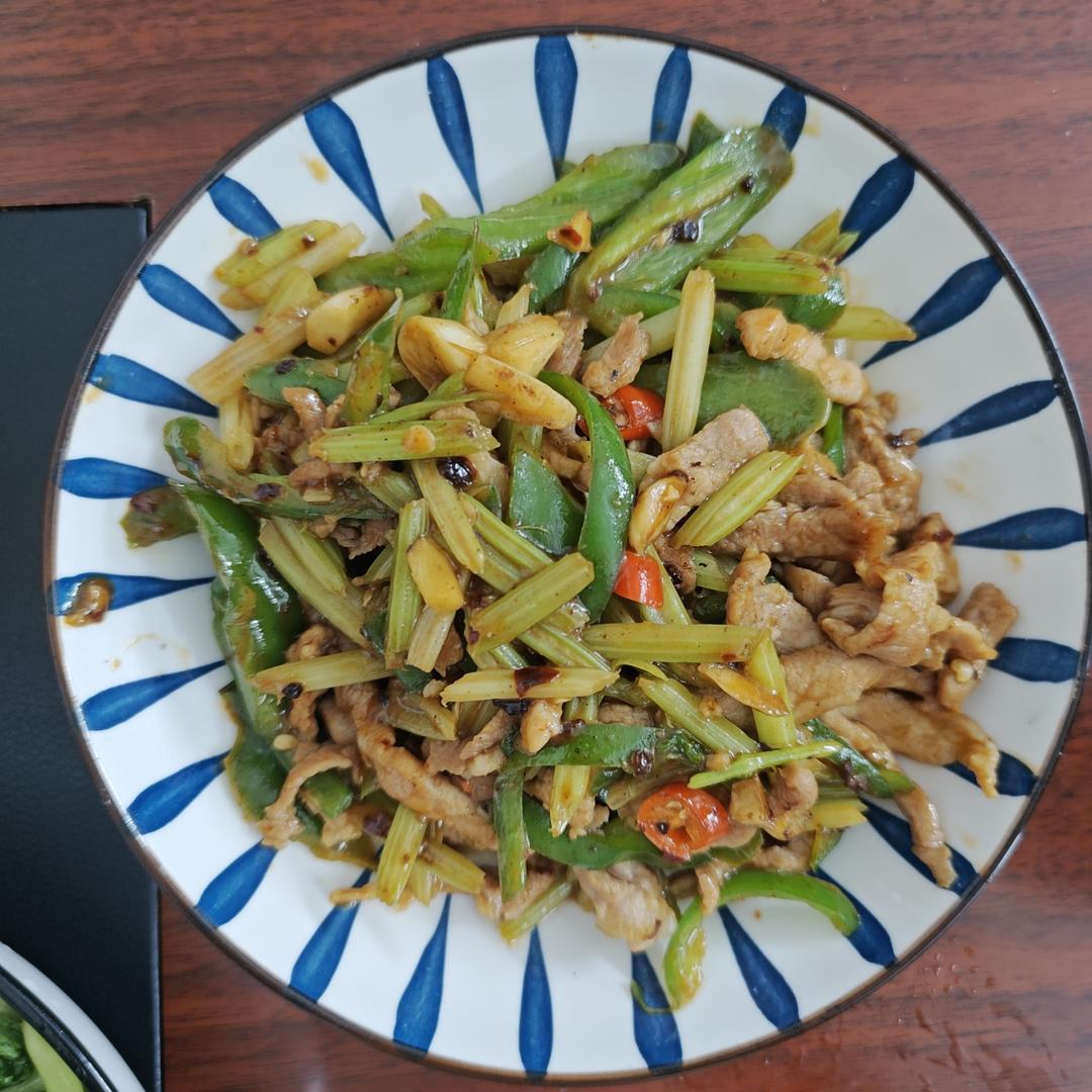 经典的家常菜，青椒炒肉丝，简单的食材也能做出如此美味