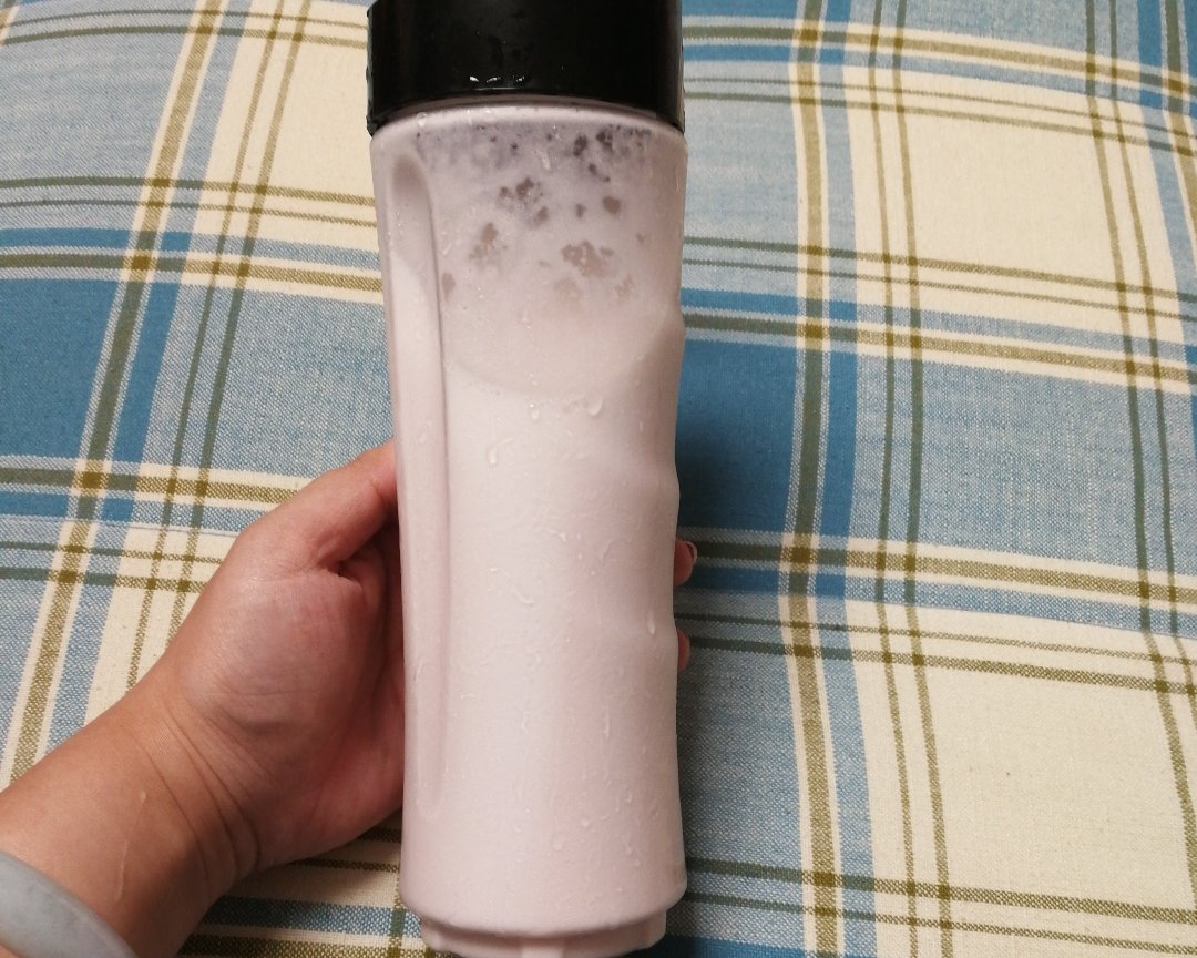 椰香草莓奶昔的做法