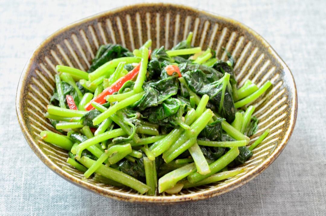 一碟细致的腐乳红薯尖的做法