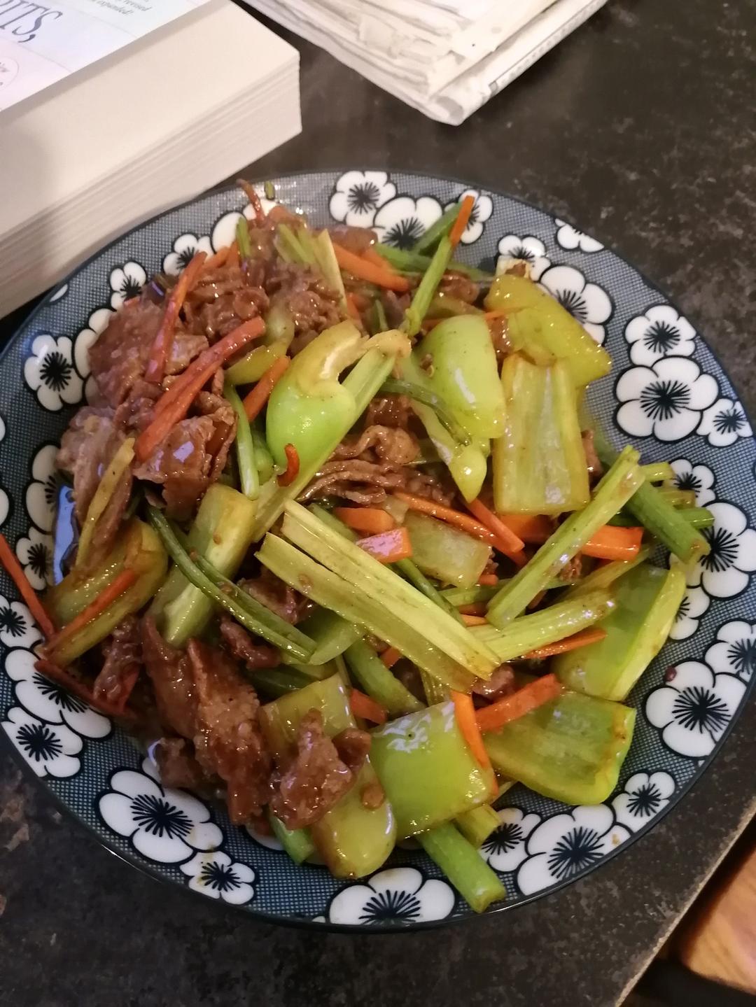 牛肉炒芹菜(不老不柴嫩滑多汁)