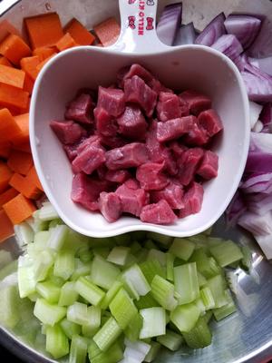 牛肉蔬菜浓汤的做法 步骤1