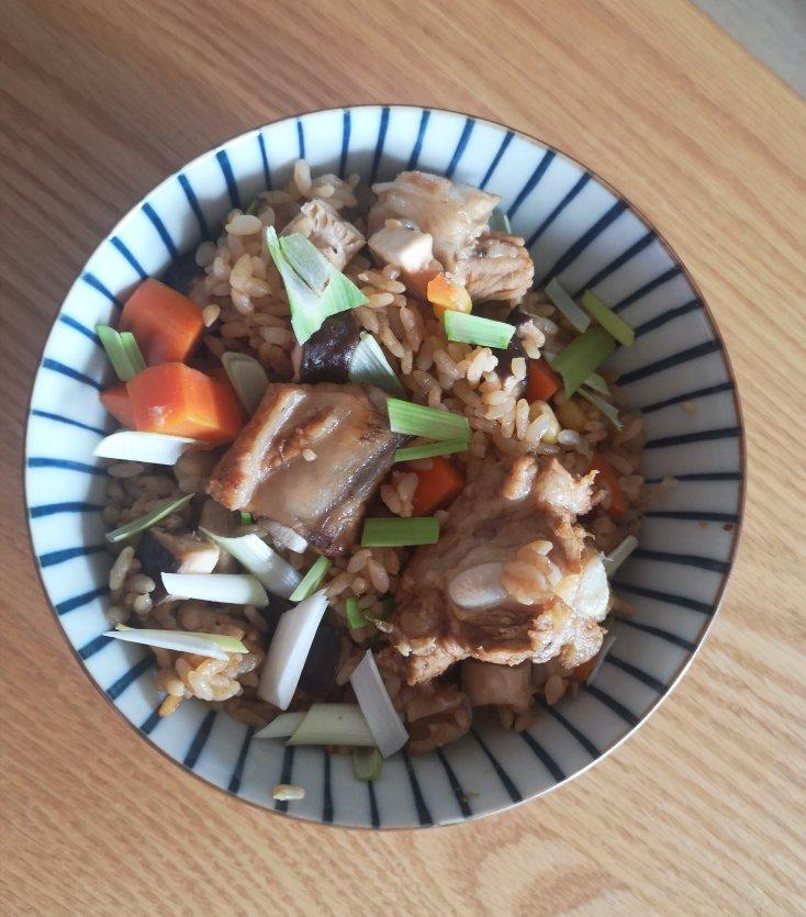 【排骨焖饭】