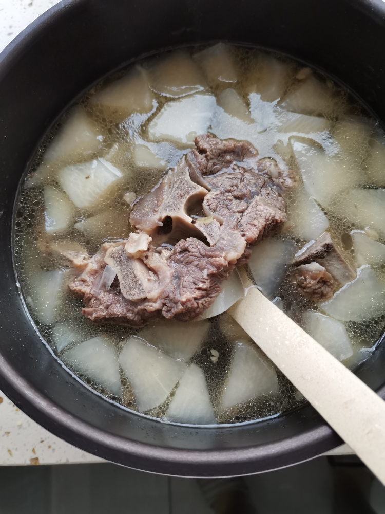 牛脊骨萝卜汤（高压锅超简单懒人必备）的做法
