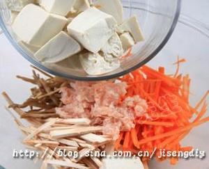炸鲜虾豆腐紫菜卷的做法 步骤3