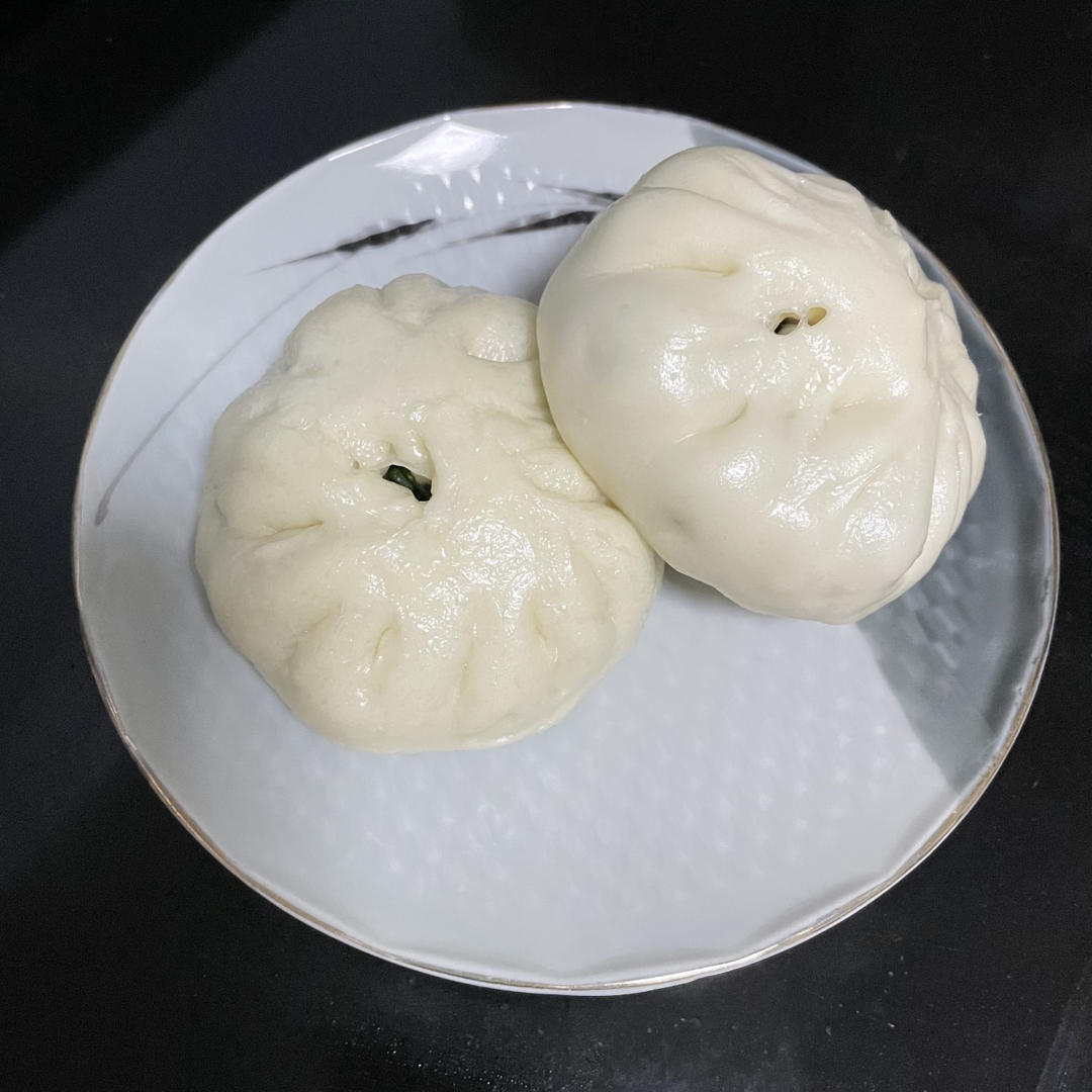 碧绿的香菇菜包子