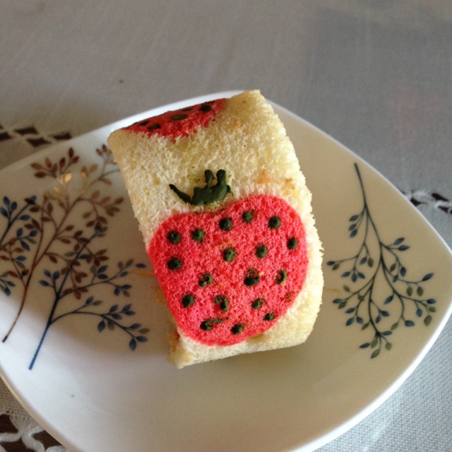 彩绘草莓蛋糕卷